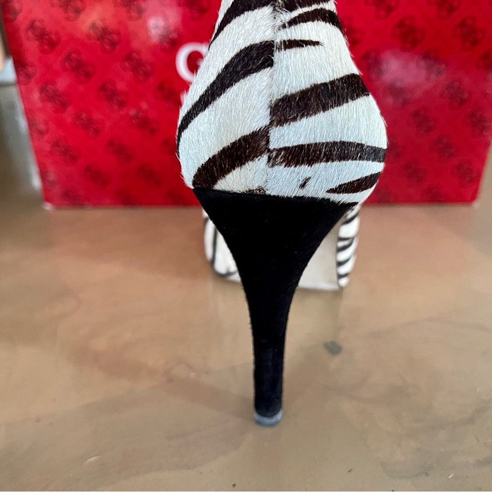 Guess Pumps - Picture 3 of 5